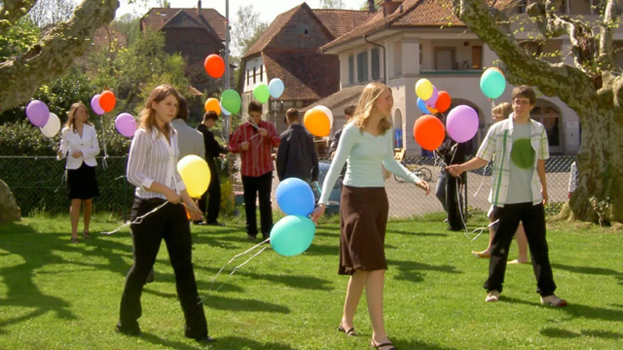Konfirmanden verteilen Ballone (Foto: Kirchenweb Bilder) Konfirmanden verteilen Ballone (Foto: Kirchenweb Bilder)